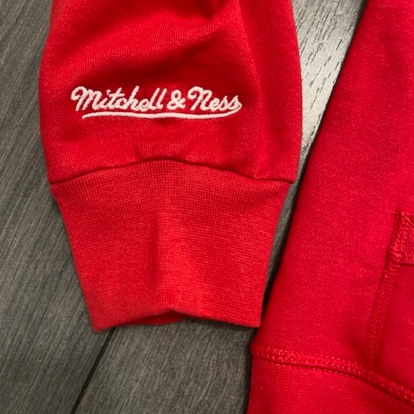 Mitchell & Ness Vancouver Grizzlies Leaf Grab Red Hoodie NWT - Picture 4 of 8